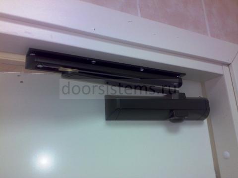 DORMA TS-90 при помощи уголка для скользящего канала