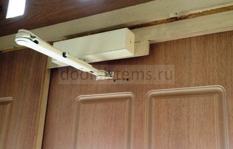 Доводчик DORMA TS-83 с рычагом с ФОП на двери кафе Blanc de Blanc