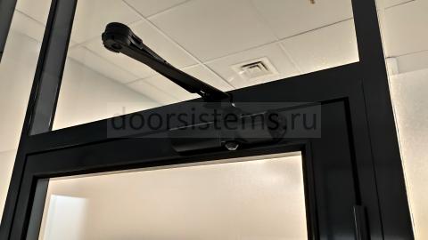 DORMA (dormakaba) TS-68 в офисе Эссилор Луйс Оптика