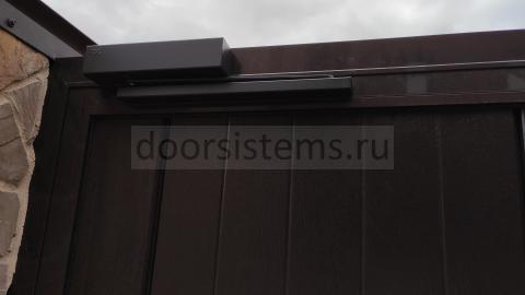 Доводчик со скользящим каналом DORMA TS-93 установлен на калитке