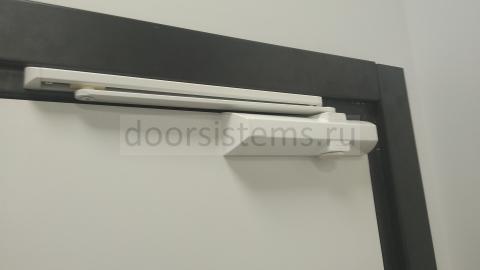 DORMA TS-90 на офисной двери коридора