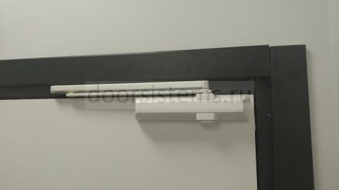 DORMA TS-90 на офисной двери коридора