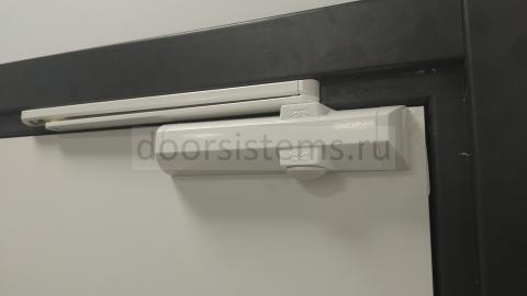 DORMA TS-90 на офисной двери коридора