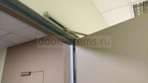 Доводчик DORMA (dormakaba) TS-97 в офисе Cauri