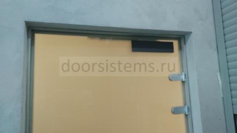 Доводчик DORMA (dormakaba) TS-92 в на цельностеклянной двери,  вид изнутри