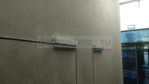 Дверные доводчики dormakaba TS-97 в офисе компании TECE