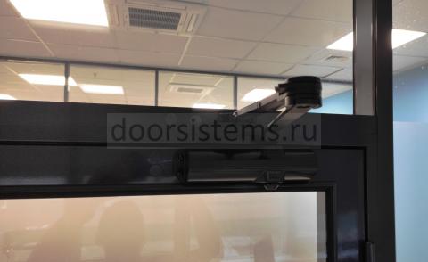 DORMA (dormakaba) TS-68 в офисе Эссилор Луйс Оптика