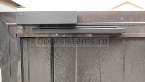 Доводчик со скользящим каналом DORMA TS-93 установлен на калитке