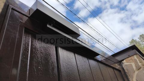 Доводчик со скользящим каналом DORMA TS-93 установлен на калитке