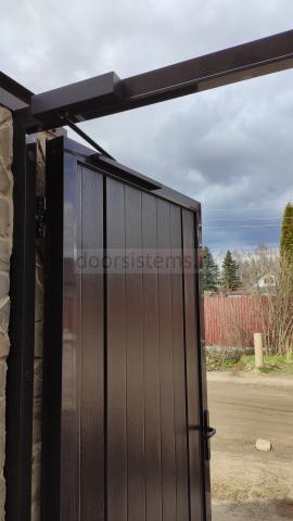 Доводчик со скользящим каналом DORMA TS-93 установлен на калитке