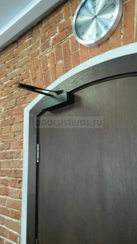 Доводчик DORMA TS-83 на арочной двери