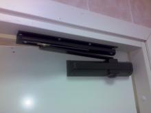 DORMA TS-90 при помощи уголка для скользящего канала