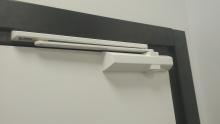 DORMA TS-90 на офисной двери коридора DORMA TS-90 на офисной двери коридора