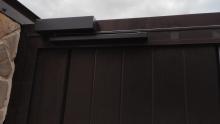 Доводчик со скользящим каналом DORMA TS-93 установлен на калитке